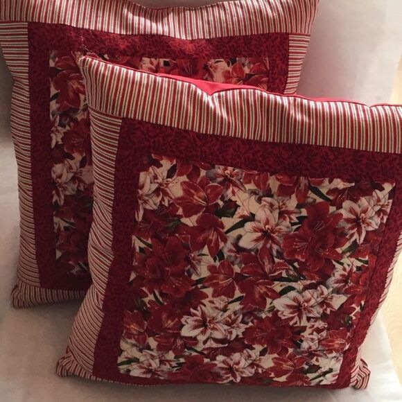 HALF PRICE SALE $23. NWT Hand Crafted Quilted Holiday Amaryllis Pillow Set 2 PC. - Picture 1 of 8